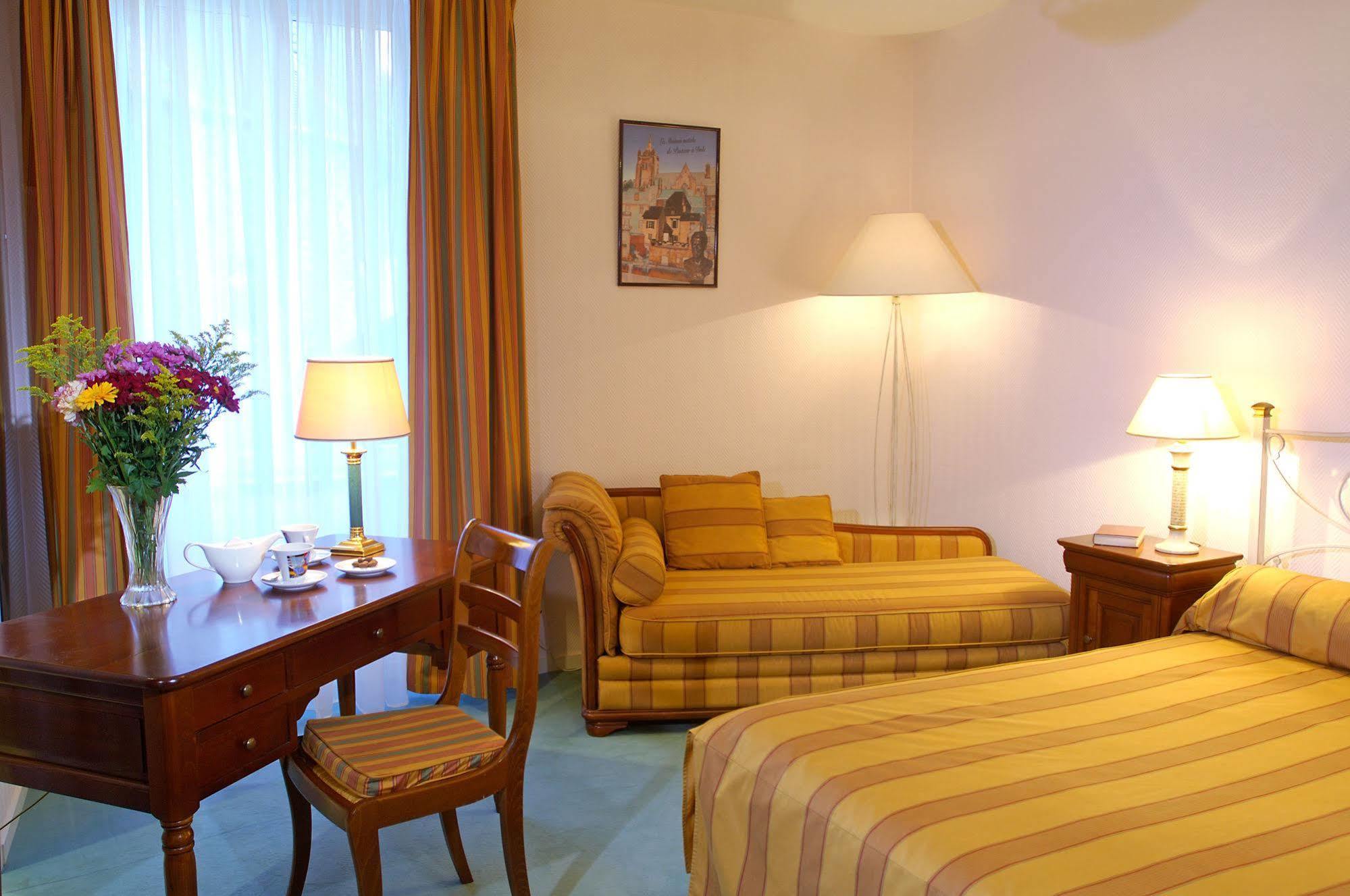 Hotel De La Cloche Ντολ Εξωτερικό φωτογραφία
