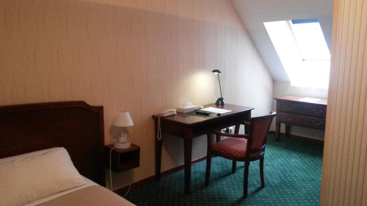 Hotel De La Cloche Ντολ Εξωτερικό φωτογραφία
